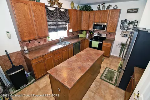 Kitchen - 27 Pancoast Rd, Waretown, NJ 08758 photo 3 of 6