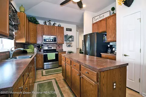 Kitchen - 27 Pancoast Rd, Waretown, NJ 08758 photo 4 of 6