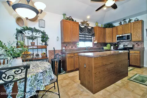 Kitchen - 27 Pancoast Rd, Waretown, NJ 08758 photo 5 of 6