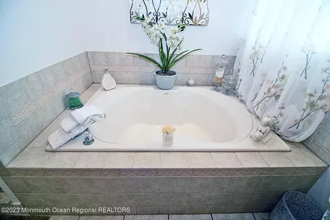Bath - 27 Pancoast Rd, Waretown, NJ 08758 photo 3 of 6