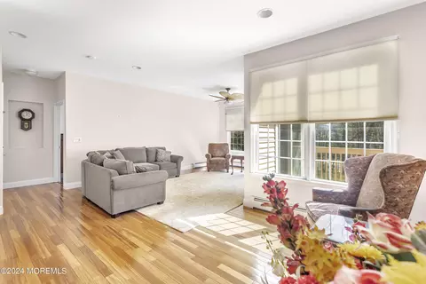 8 Wellington St, Holmdel, NJ 07733