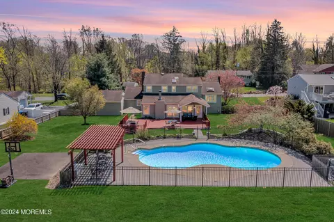 35 Buttonwood Rd, Middletown, NJ 07748
