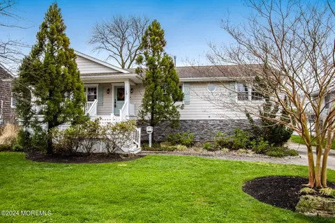 18 Robbins St, Monmouth Beach, NJ 07750