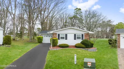 8 Burns Ct, Brick, NJ 08724