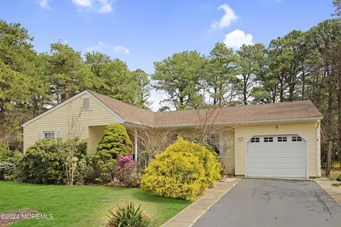 4 Ashmont Ct, Whiting, NJ 08759