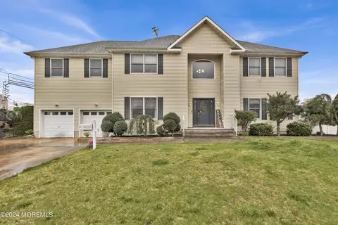 6 Warren Pl, North Middletown, NJ 07748