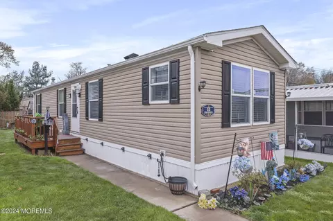 55 Shore Haven Park, Hazlet, NJ 07730