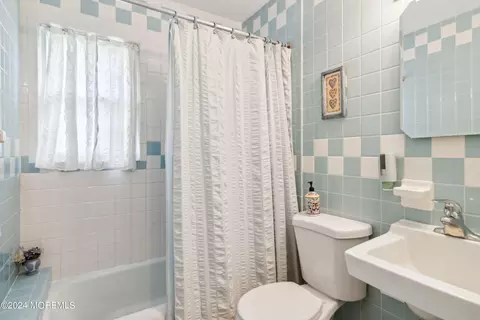 Bath - 47 Lakeside Dr, Matawan, NJ 07747 photo 1 of 2