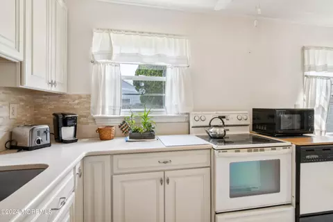 Kitchen - 47 Lakeside Dr, Matawan, NJ 07747 photo 3 of 5