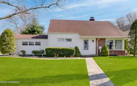 47 Lakeside Dr, Matawan, NJ 07747