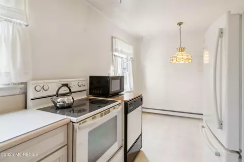 Kitchen - 47 Lakeside Dr, Matawan, NJ 07747 photo 4 of 5