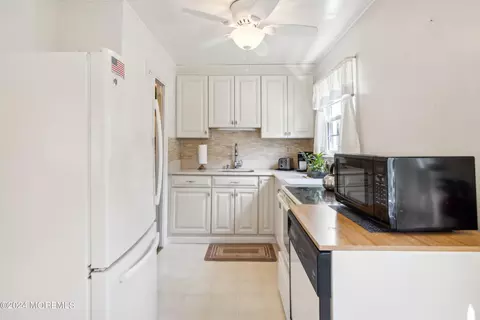 Kitchen - 47 Lakeside Dr, Matawan, NJ 07747 photo 1 of 5