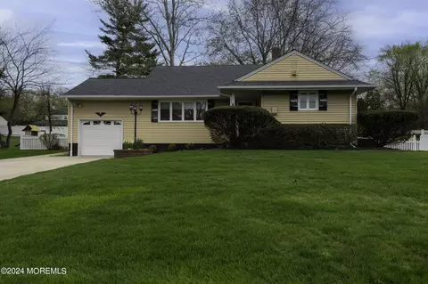 6 Mayfair Rd, Holmdel, NJ 07733