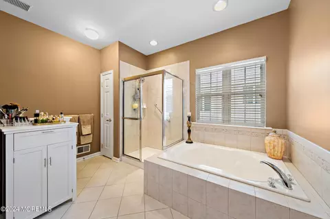 Bath - 4 Lavallette Ln, Waretown, NJ 08758 photo 3 of 4
