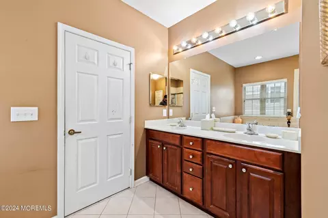 Bath - 4 Lavallette Ln, Waretown, NJ 08758 photo 2 of 4