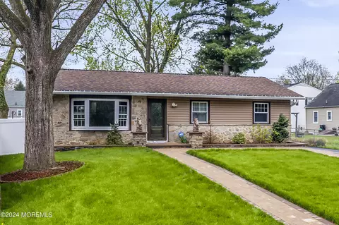 201 Hollowbrook Dr, Ewing, NJ 08638
