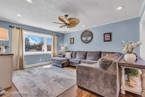 Living - 21 Larkin Ave, Pine Beach, NJ 08741 photo 2 of 4