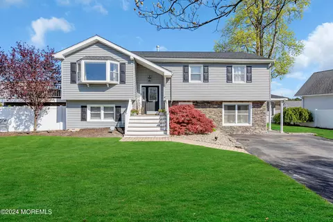 21 Larkin Ave, Pine Beach, NJ 08741