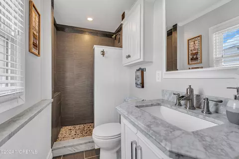 Bath - 21 Larkin Ave, Pine Beach, NJ 08741 photo 3 of 4