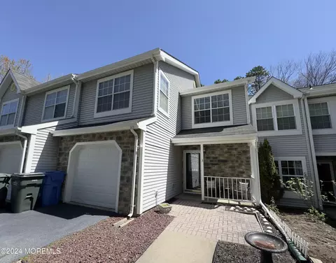 3 Stallion Ct, Tinton Falls, NJ 07753