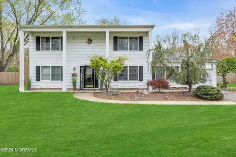 16 Whittier Dr, Manalapan, NJ 07726