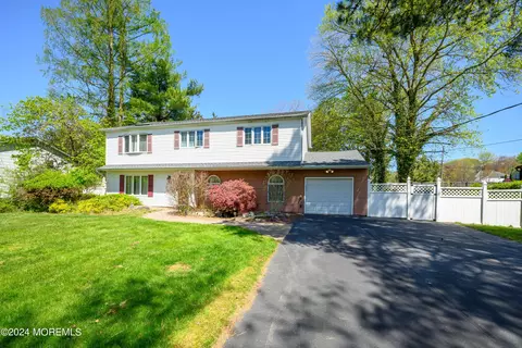 32 Lexington Dr, Manalapan, NJ 07726