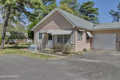 8 Flintlock Ln #D, Whiting, NJ 08759