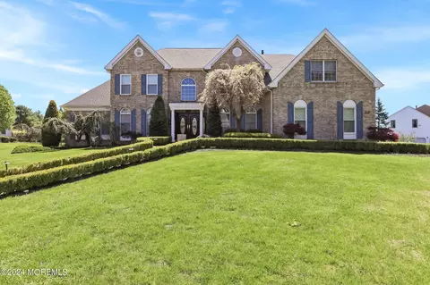 22 Tanglewood Ct, Freehold, NJ 07728