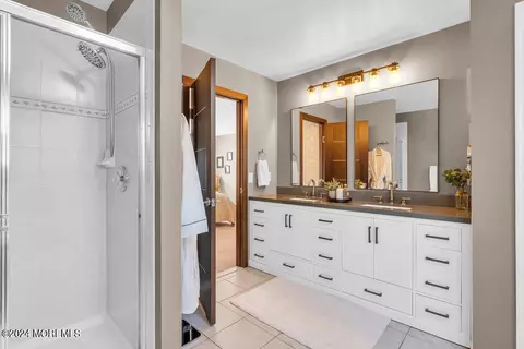 Bath - 71 Stratton Rd, Matawan, NJ 07747 photo 4 of 6