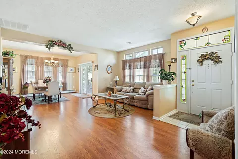 121 Driftwood Dr, Bayville, NJ 08721