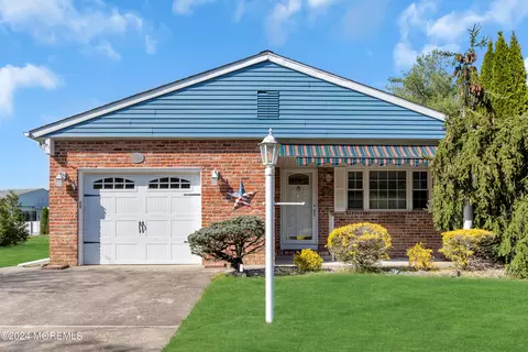 6 Oakham Ct, Toms River, NJ 08757
