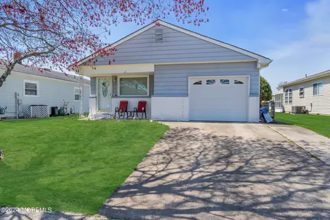 11 Olympic St, Toms River, NJ 08757