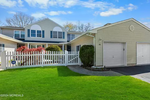 31 Cherrywood Cir #131, Brick, NJ 08724