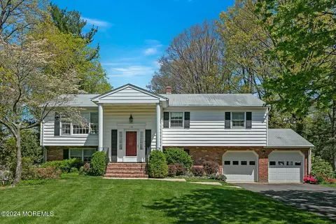 135 Heights Ter, Middletown, NJ 07748
