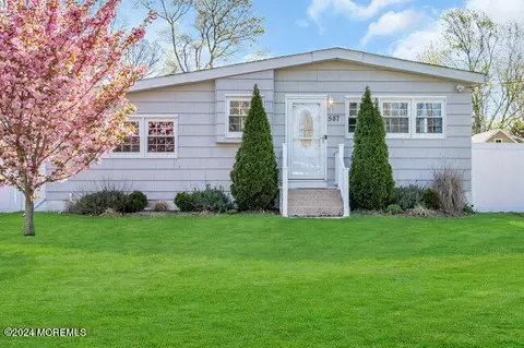 587 Huckleberry Ln, Toms River, NJ 08753