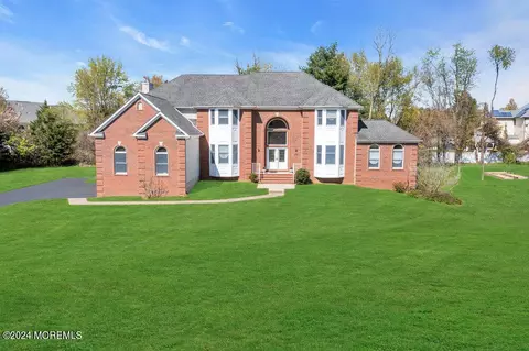 112 Hidden Pond Ct, Manalapan, NJ 07726