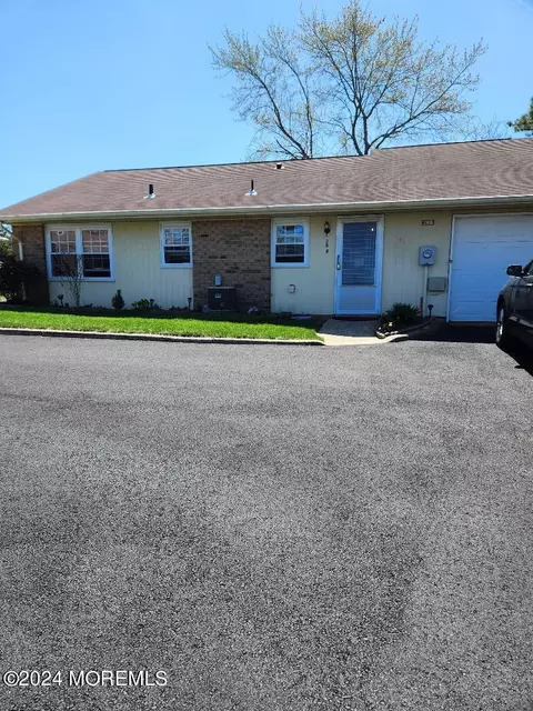 28 Yorkshire Ct # B, Manchester, NJ 08759