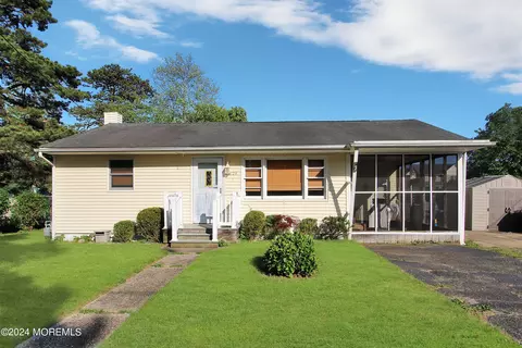 429 Seaman Ave, Beachwood, NJ 08722