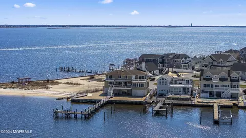 128 Grand View Dr, Toms River, NJ 08753