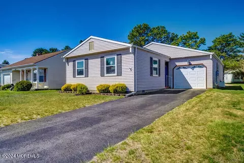 20 Tropicana Ct, Toms River, NJ 08757
