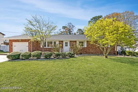 847 Regency Ct, Toms River, NJ 08753