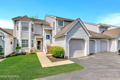 136 Evergreen Ct, Freehold, NJ 07728