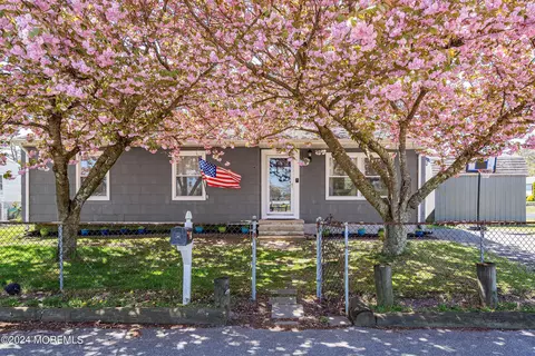 89 Elm St, Beachwood, NJ 08722