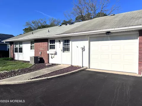 673 New Castle Ct # B, Lakewood, NJ 08701