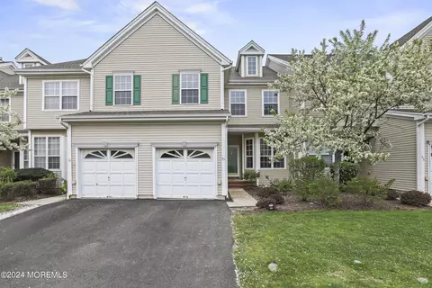 63 Woods Edge Ct, Parlin, NJ 08859