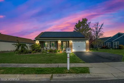8 Saint Paul Pl, Manchester, NJ 08759