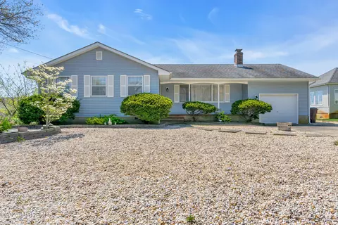 20 E Longport Ave, Bayville, NJ 08721