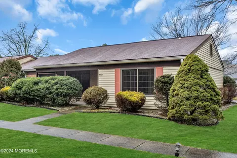 536 Warwick Ct #B, Manchester, NJ 08759
