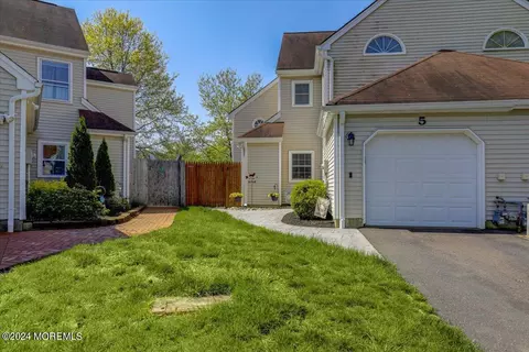 5 Cummings Ct, Freehold, NJ 07728