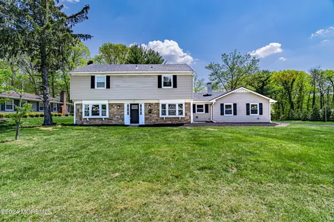2 Kenwood Ln, Matawan, NJ 07747